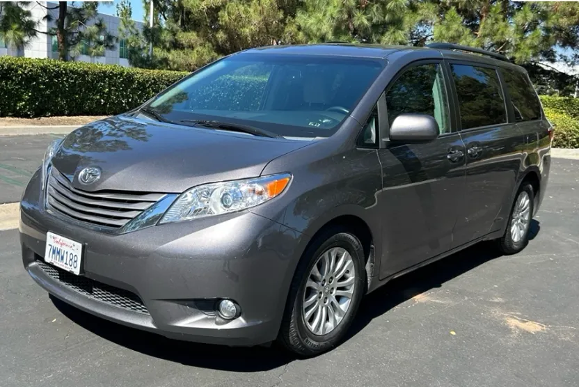 2015 Toyota Sienna XLE photo 1