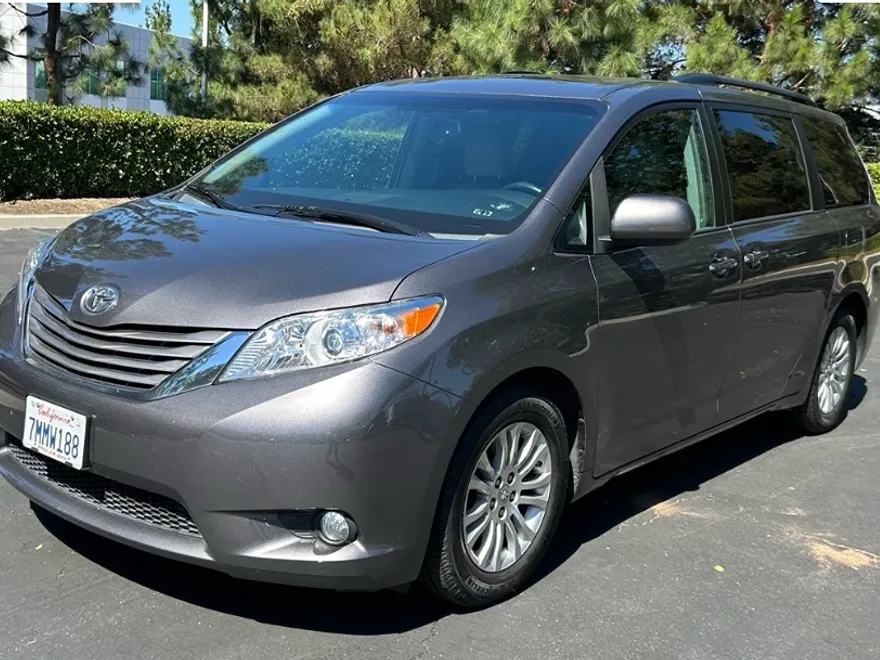 2015 Toyota Sienna XLE photo 1
