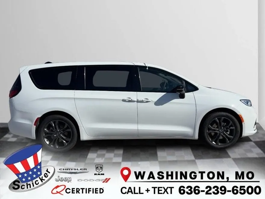 2026 Chrysler Pacifica photo 1