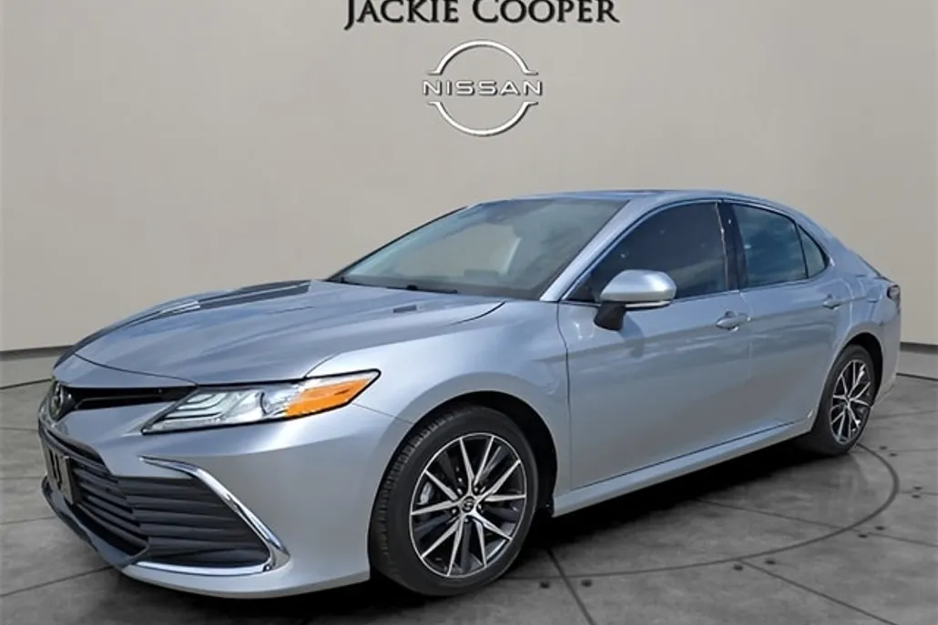 2023 Toyota Camry XLE photo 1