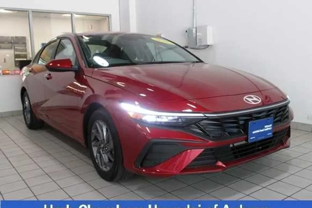2024 Hyundai Elantra SEL photo 1