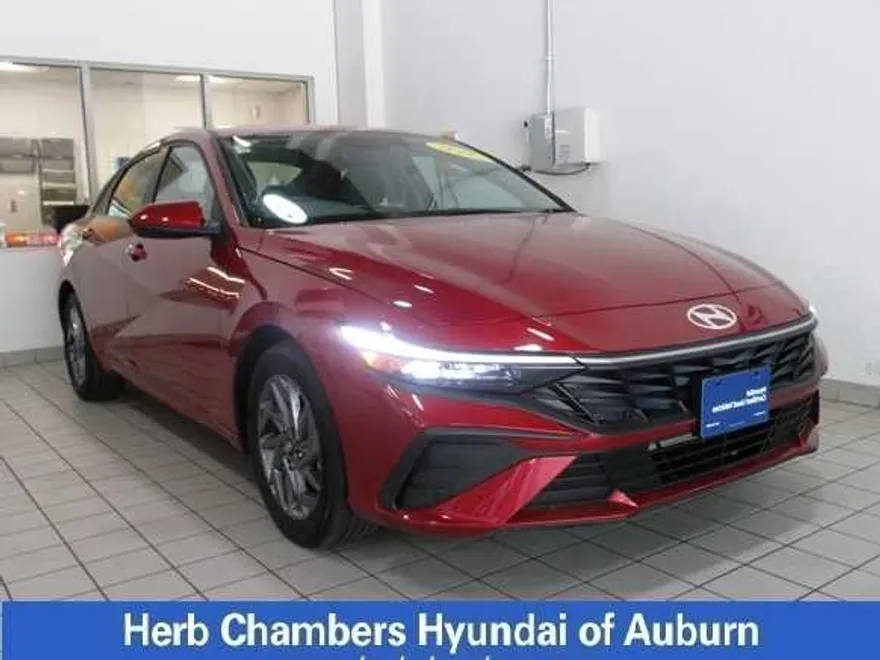 2024 Hyundai Elantra SEL photo 1