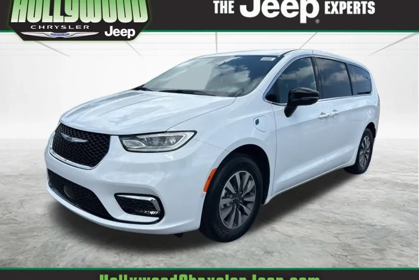 2025 Chrysler Pacifica Hybrid photo 1
