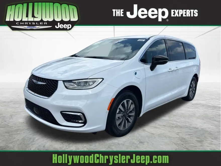 2025 Chrysler Pacifica Hybrid photo 1