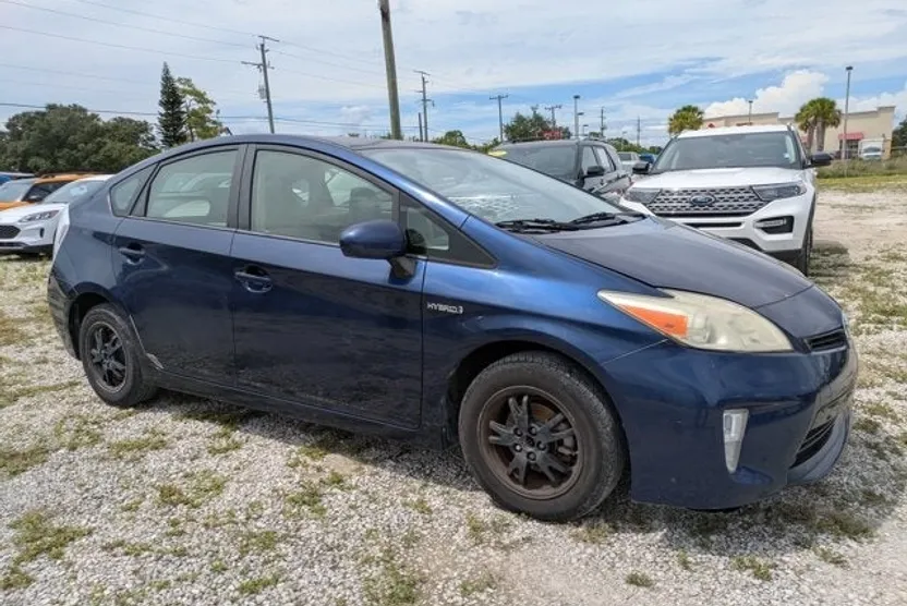 2013 Toyota Prius Three photo 1