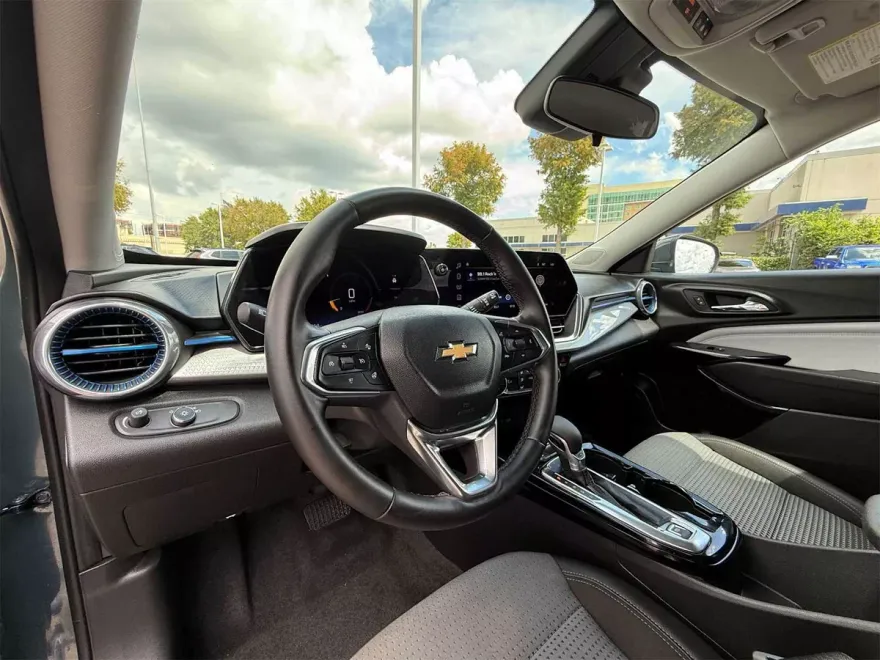 2025 Chevrolet Trax LT photo 1