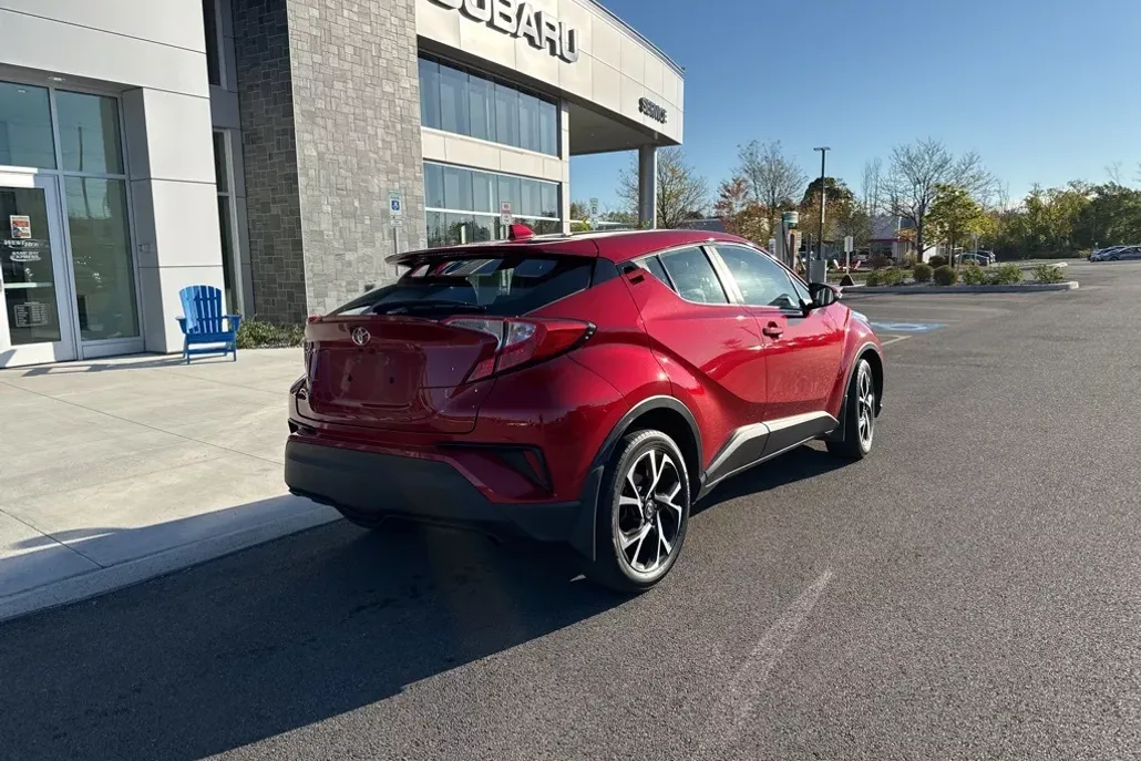 2021 Toyota C-HR XLE photo 1
