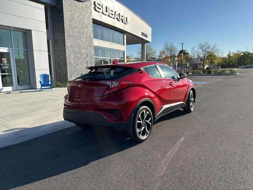 2021 Toyota C-HR XLE photo 1