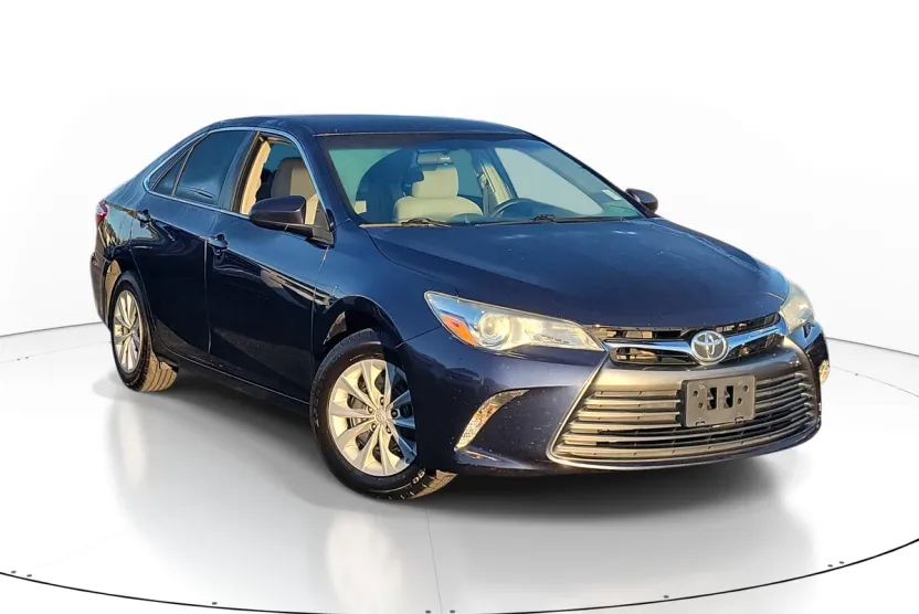 2016 Toyota Camry LE photo 1