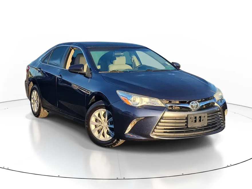 2016 Toyota Camry LE photo 1