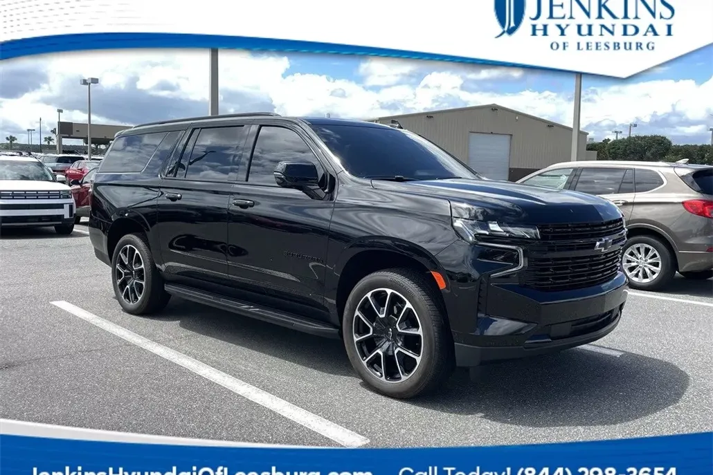 2023 Chevrolet Suburban RST photo 1