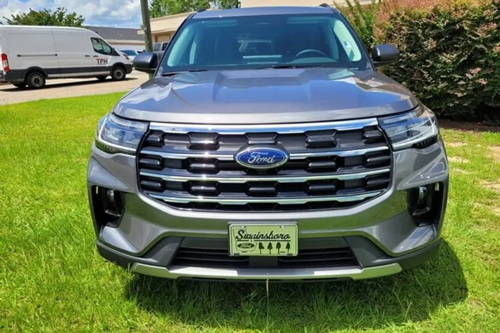 2025 Ford Explorer photo 1