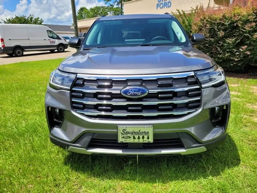 2025 Ford Explorer photo 1