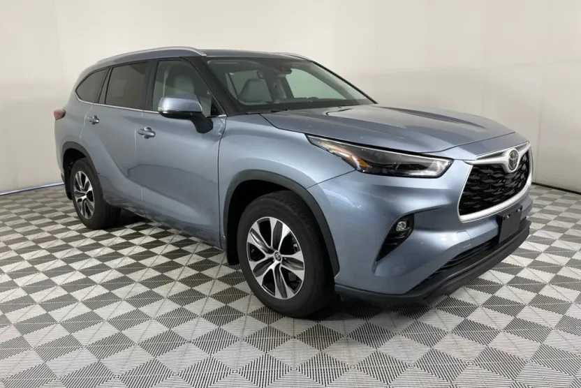 2023 Toyota Highlander XLE photo 1