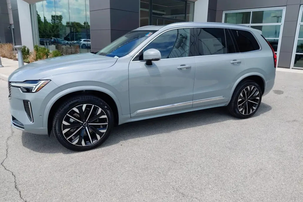 2026 Volvo XC90 Plus Black Edition photo 1