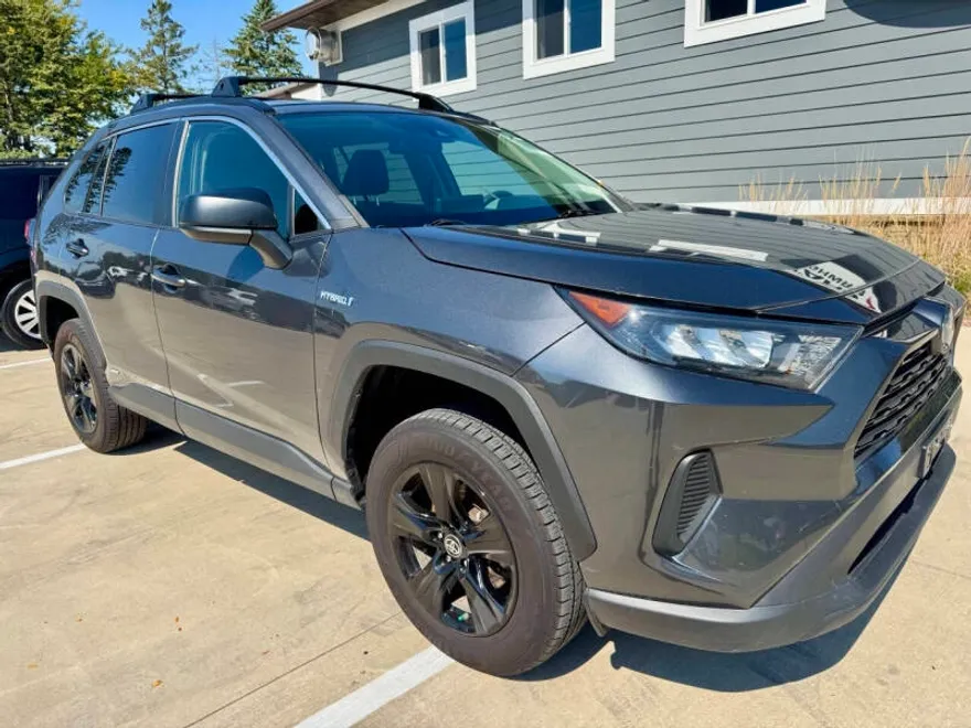 2021 Toyota RAV4 Hybrid LE photo 1