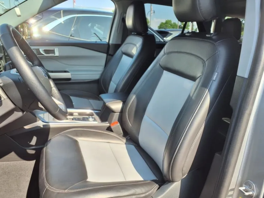 2022 Ford Explorer XLT photo 1