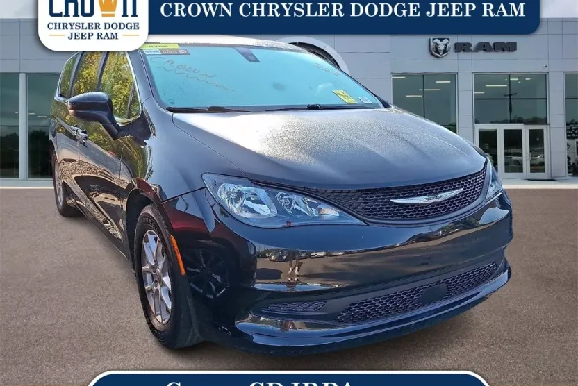 2022 Chrysler Voyager LX photo 1