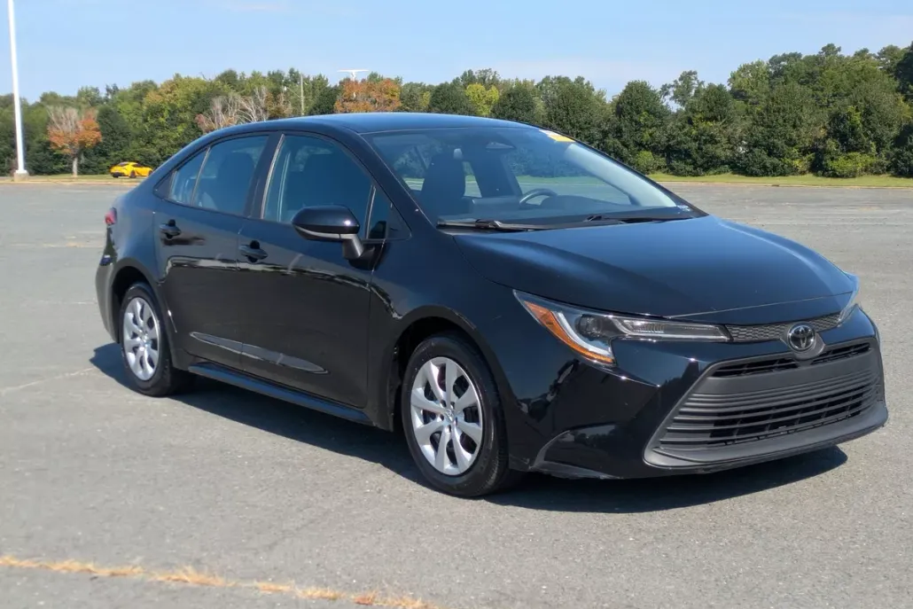 2023 Toyota Corolla LE photo 1