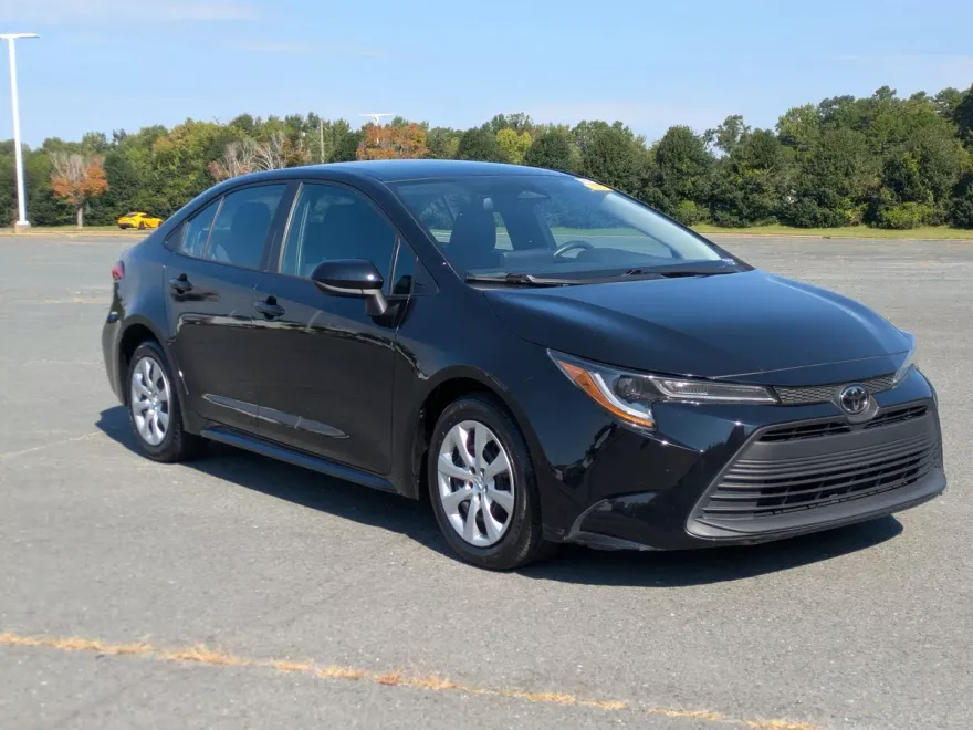 2023 Toyota Corolla LE photo 1