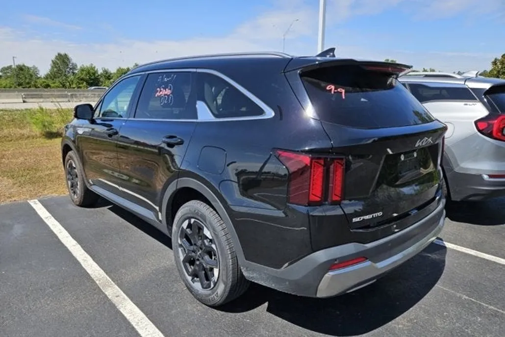2024 Kia Sorento S photo 1