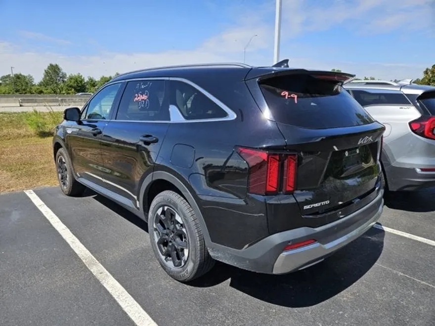 2024 Kia Sorento S photo 1