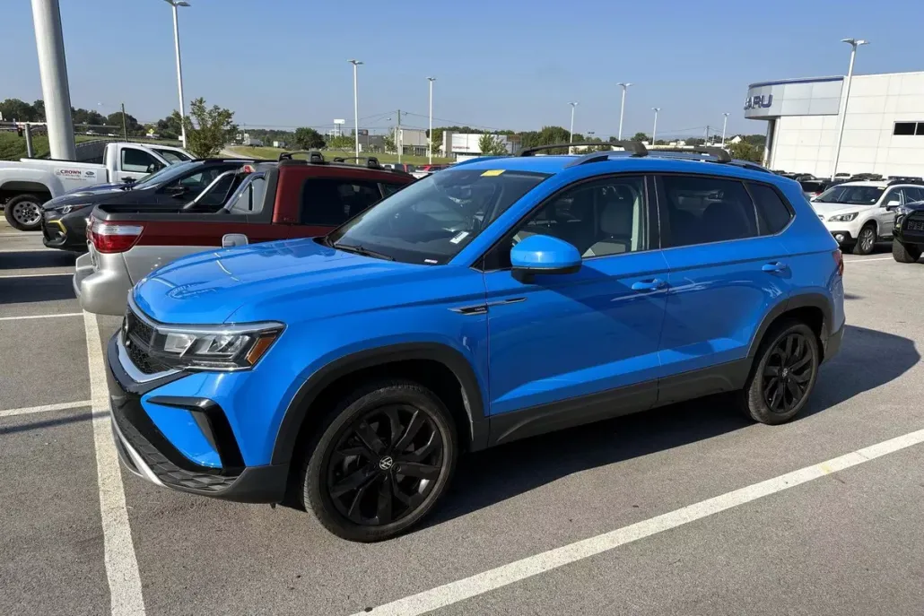 2023 Volkswagen Taos SE photo 1