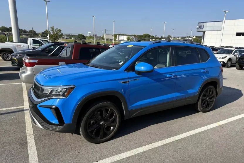 2023 Volkswagen Taos SE photo 1