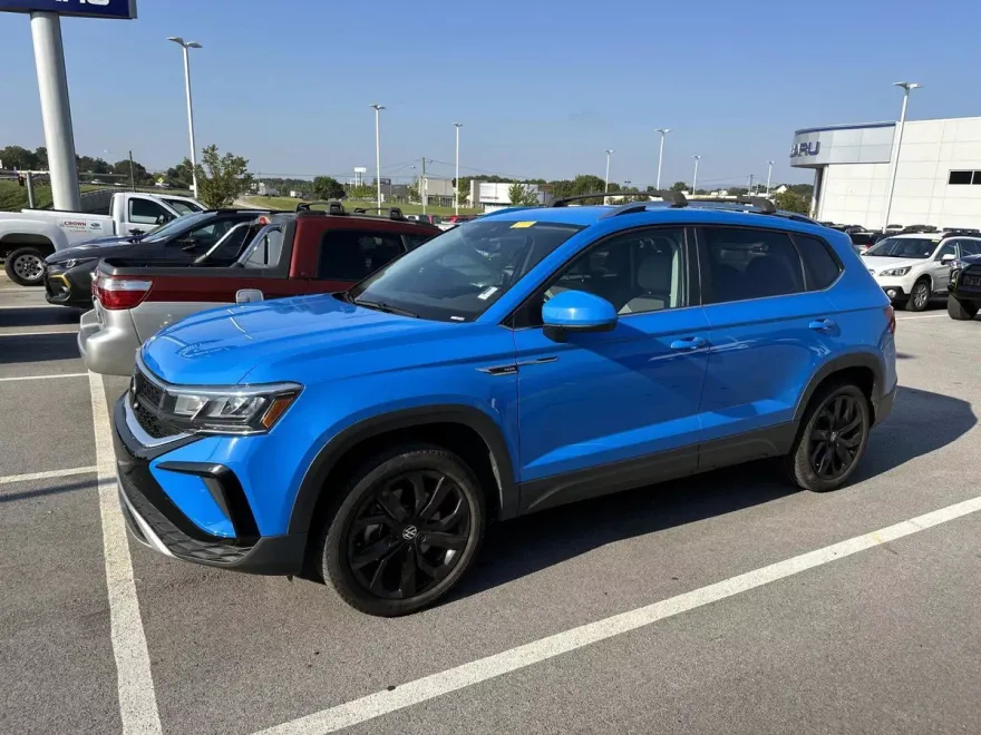 2023 Volkswagen Taos SE photo 1