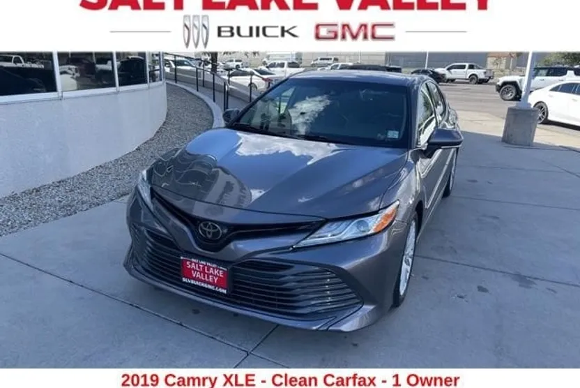 2019 Toyota Camry XLE photo 1