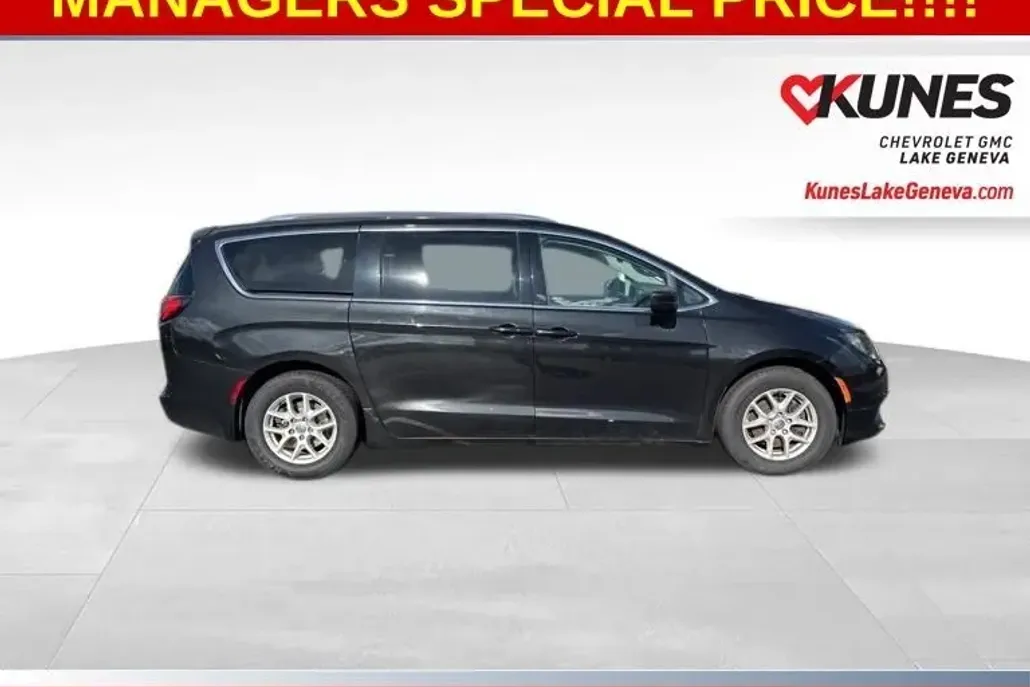 2017 Chrysler Pacifica Touring photo 1