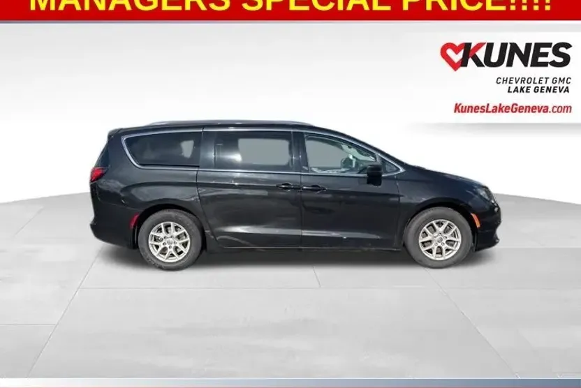 2017 Chrysler Pacifica Touring photo 1