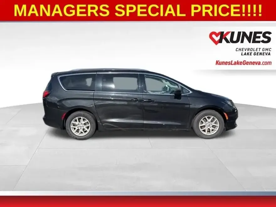 2017 Chrysler Pacifica Touring photo 1