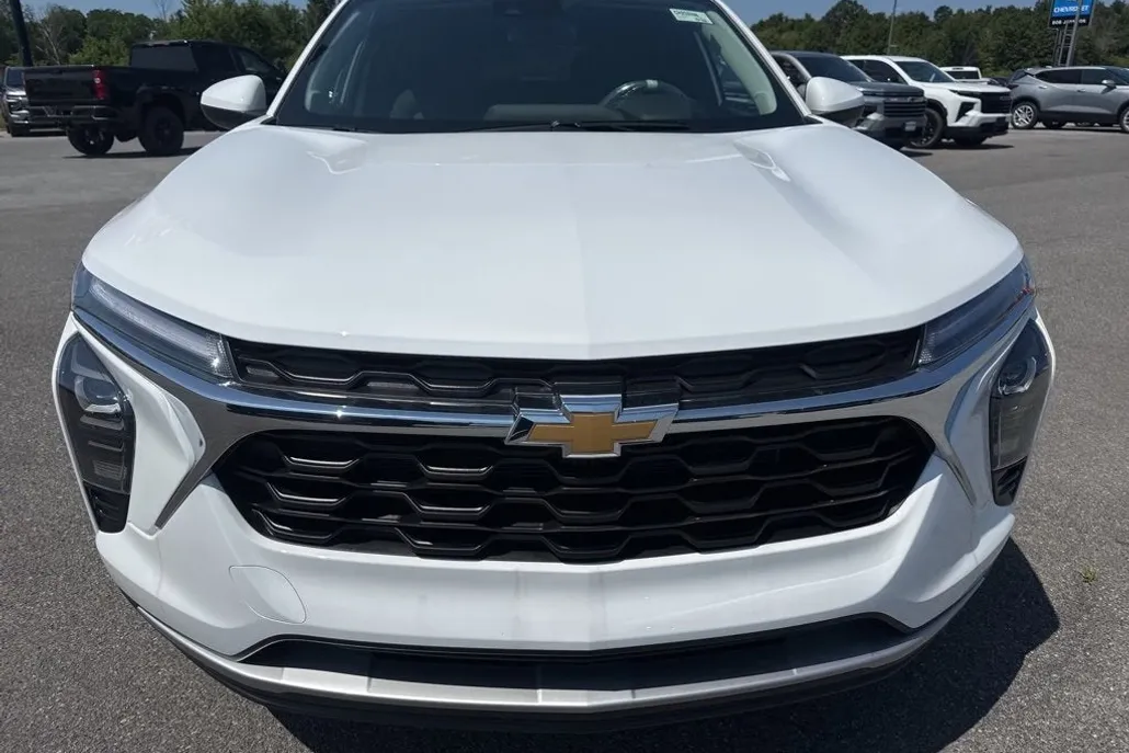 2025 Chevrolet Trax LT photo 1