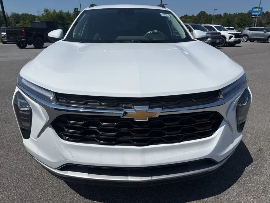 2025 Chevrolet Trax LT photo 1
