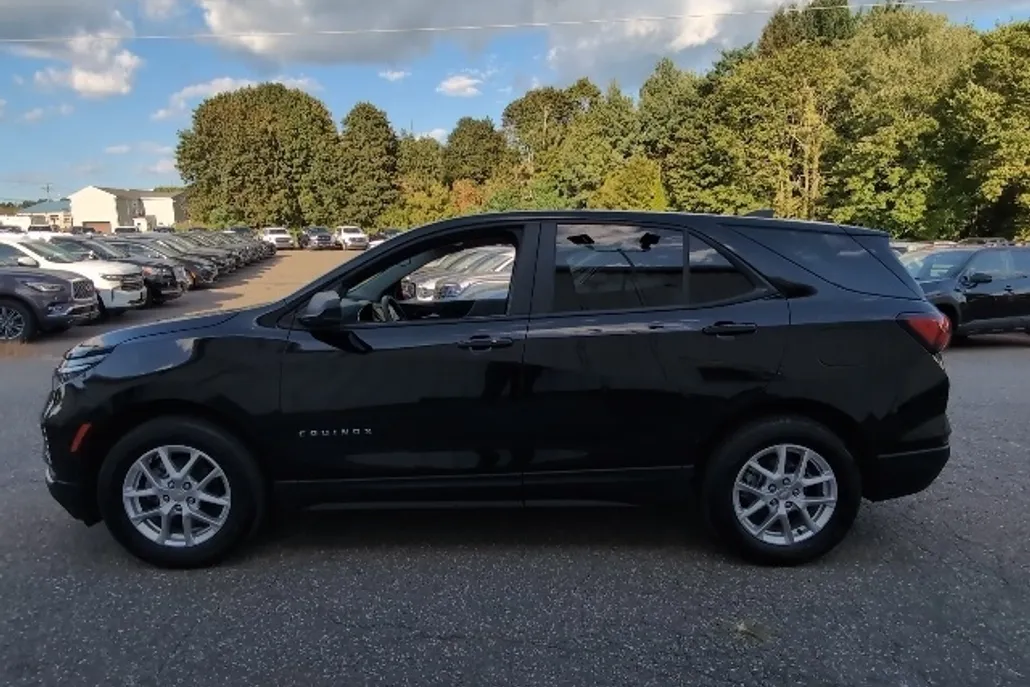 2023 Chevrolet Equinox LS photo 1