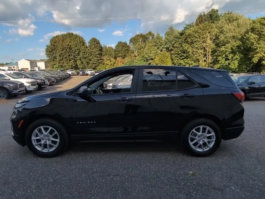2023 Chevrolet Equinox LS photo 1