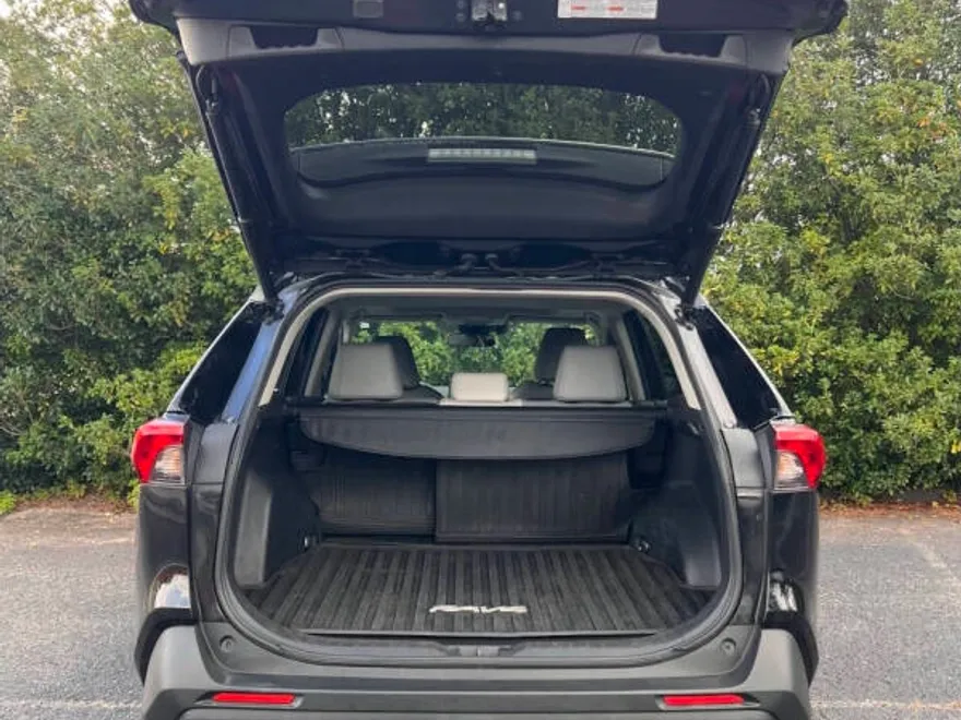 2020 Toyota RAV4 XLE Premium photo 1