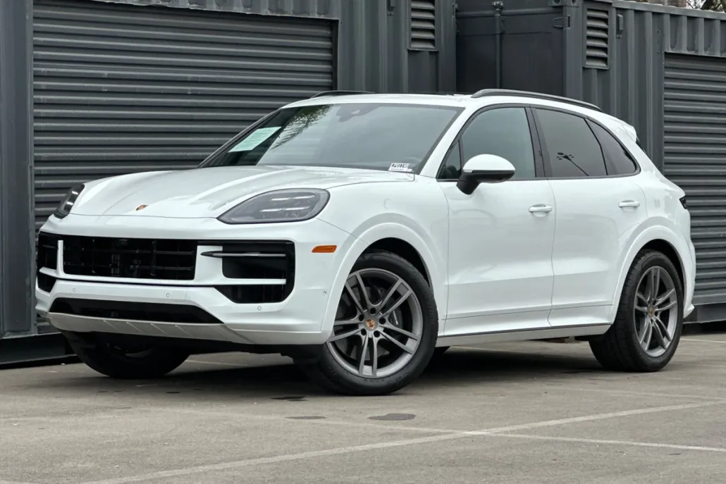 2025 Porsche Cayenne Turbo photo 1