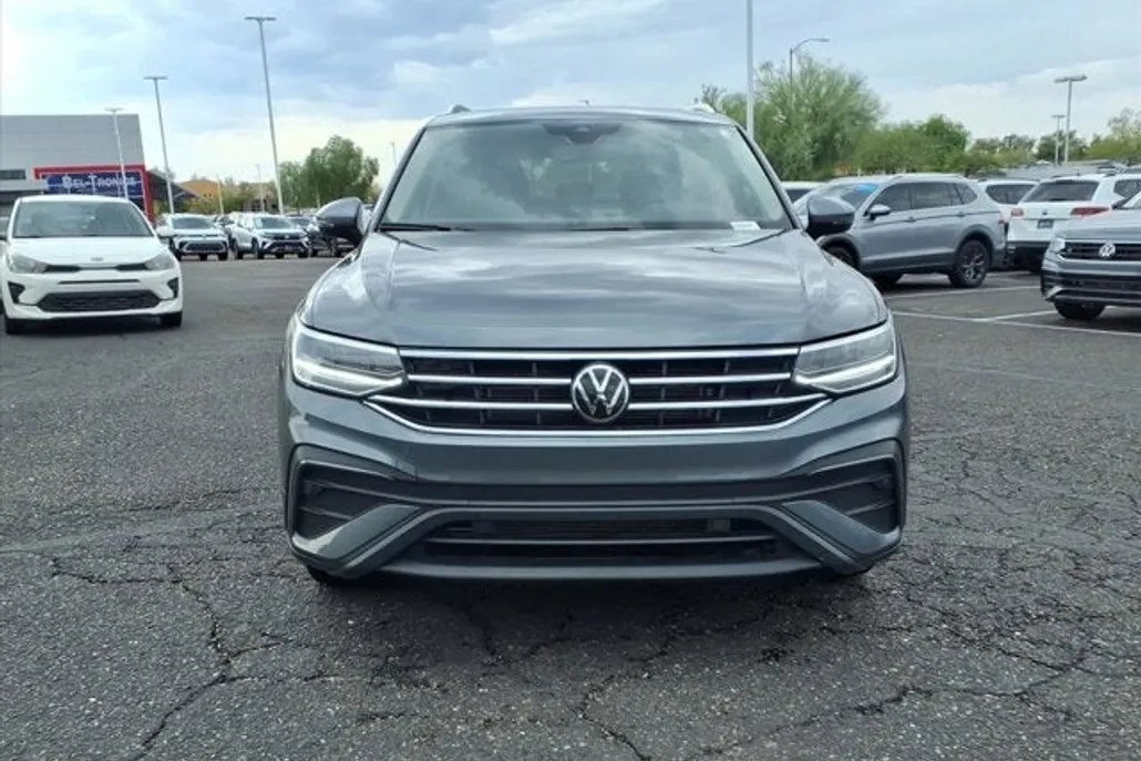 2023 Volkswagen Tiguan SE photo 1