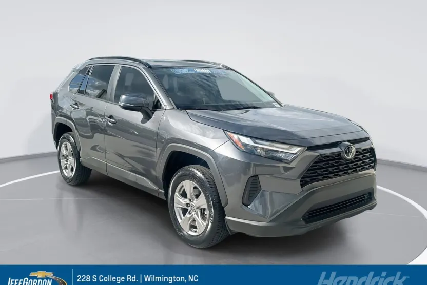 2022 Toyota RAV4 XLE photo 1