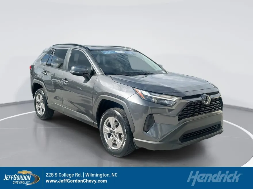 2022 Toyota RAV4 XLE photo 1