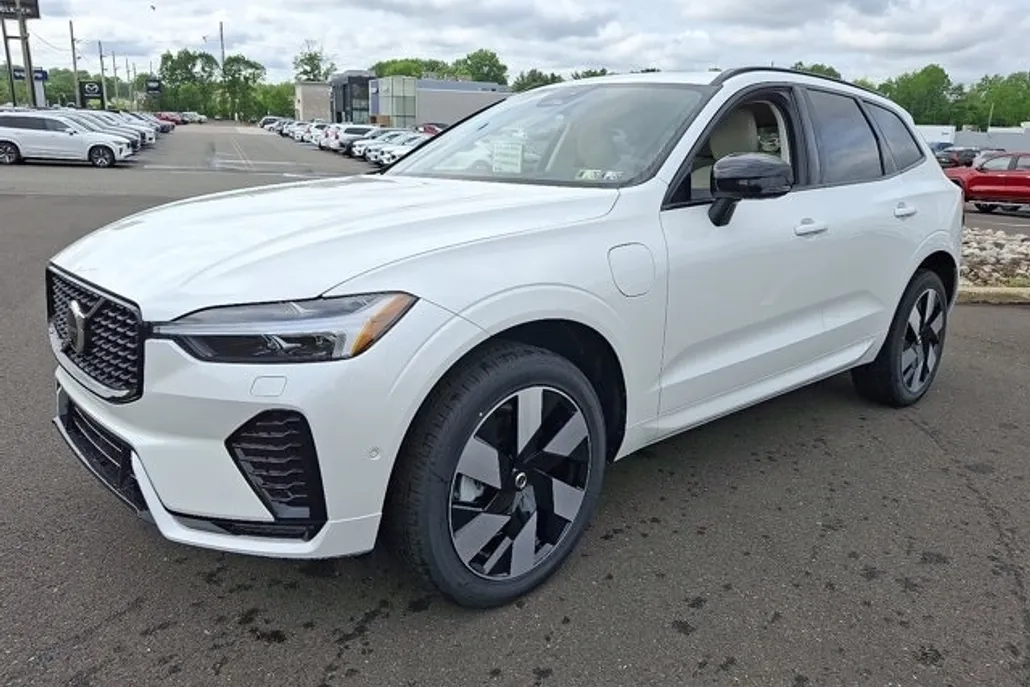 2025 Volvo XC60 Hybrid T8 Plus photo 1