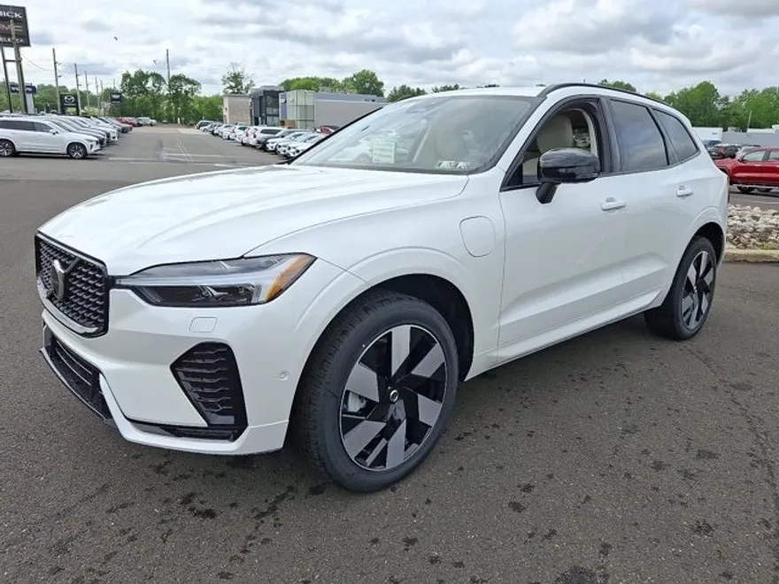 2025 Volvo XC60 Hybrid T8 Plus photo 1