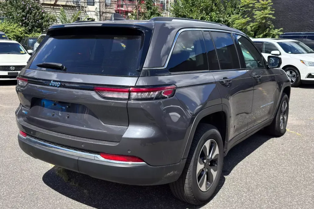 2023 Jeep Cherokee 4xe photo 1