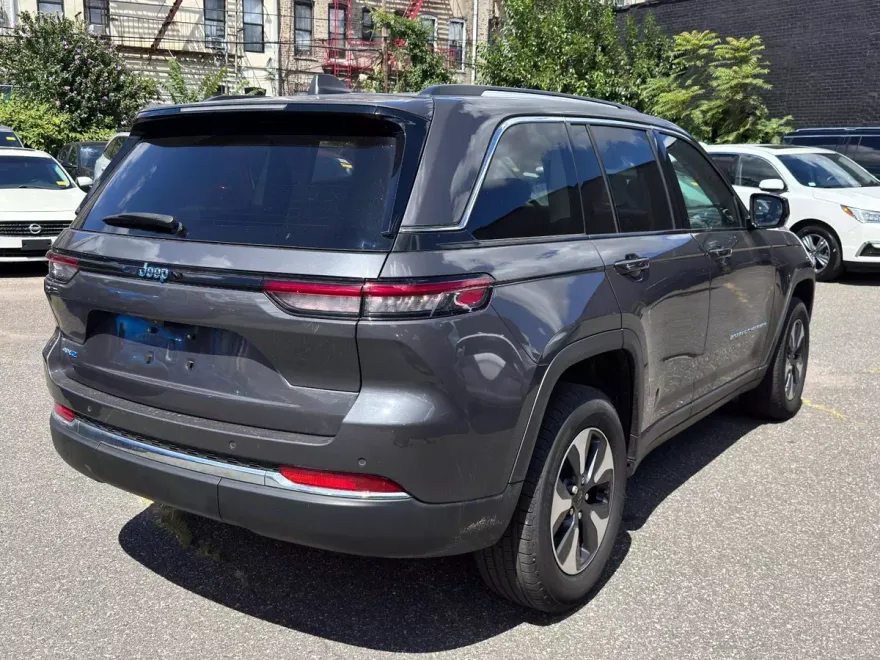 2023 Jeep Cherokee 4xe photo 1