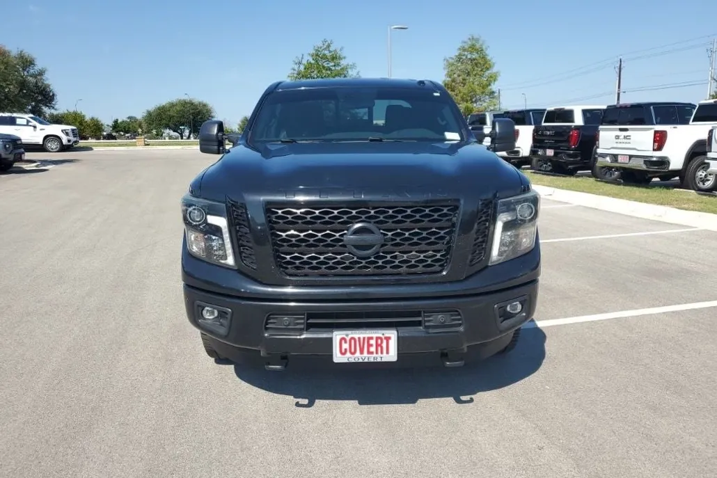 2019 Nissan Titan Crew Cab SL photo 1