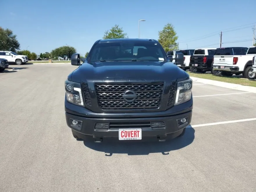 2019 Nissan Titan Crew Cab SL photo 1