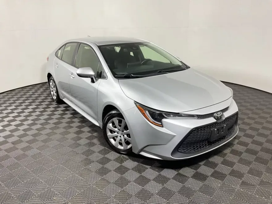 2020 Toyota Corolla LE photo 1