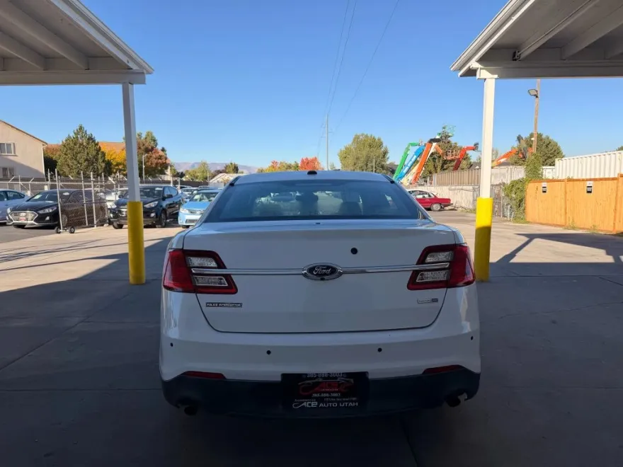 2015 Ford Taurus photo 1